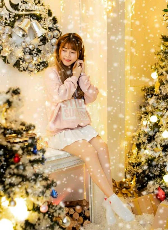 Tạo dáng đẹp của bạn nữ khi chụp ảnh bên cây thông noel