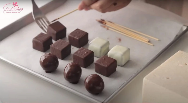 Tạo hình viên chocolate