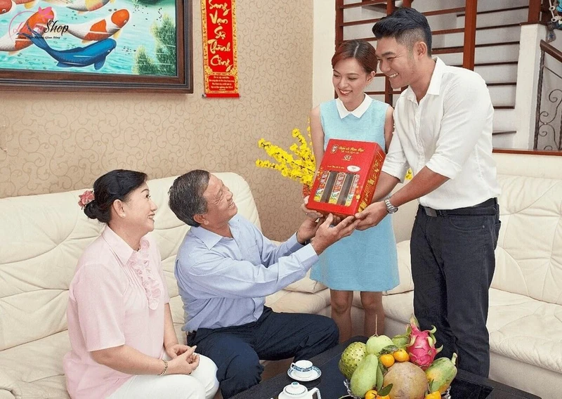 Tết còn là dịp để con cái thể hiện lòng hiếu thảo và tình cảm dành cho bố mẹ