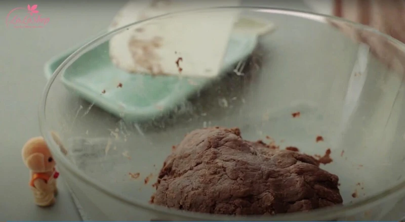 Thêm bơ vào và trộn đến khi bột dẻo đặc