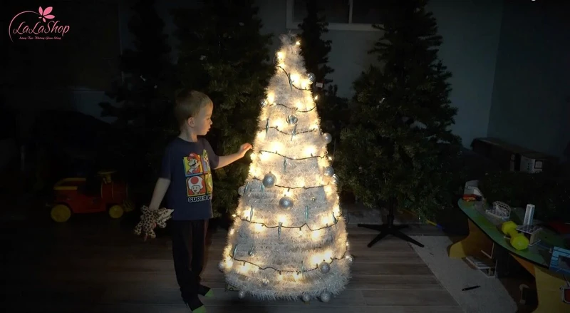 Thêm các phụ kiện để trang trí cây thông