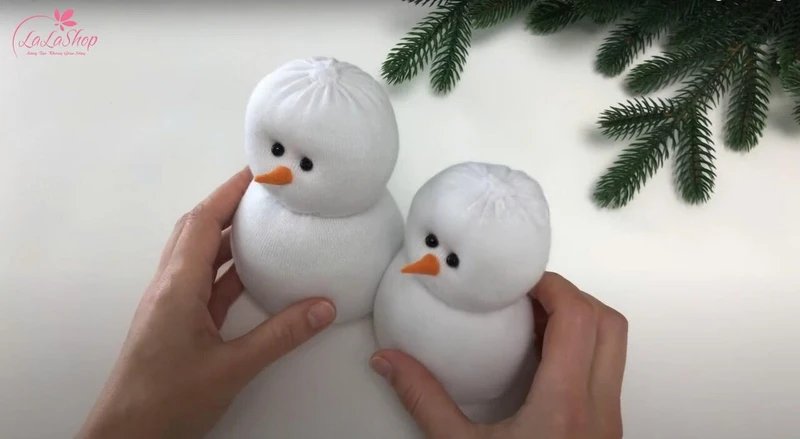 Thêm mắt và mũi cho người tuyết