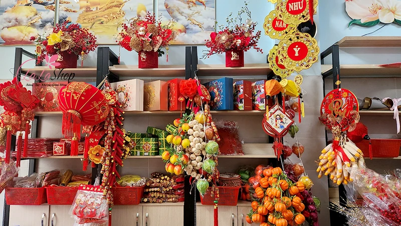 Thị trường đồ trang trí Tết Nguyên đán 2024 vẫn đa dạng các mặt hàng rực rỡ