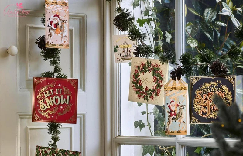 Thiệp Giáng sinh vô cùng phù hợp để trang trí không gian cửa hàng