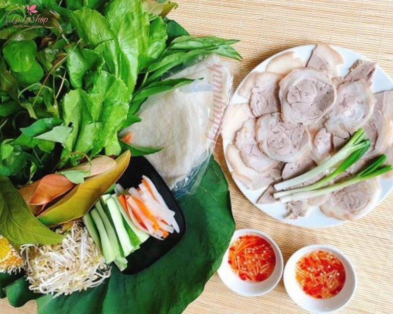 Thịt luộc, rau sống, bún và bánh tráng chấm mắm nêm là một tổ hợp ẩm thực tuyệt vời