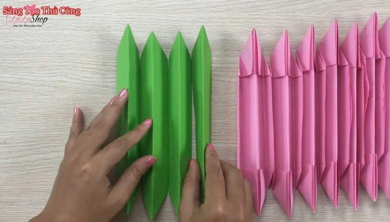 Thực hiện với tất cả giấy màu xanh và màu hồng