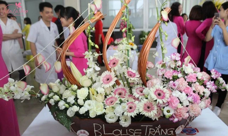 Thuyền hoa yêu thương