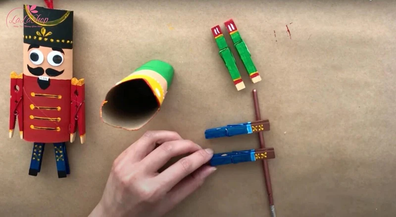 Tô màu cho lõi giấy và kẹp quần áo