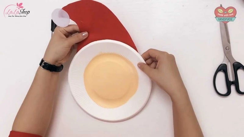 Tô màu da và làm nón cho ông già Noel