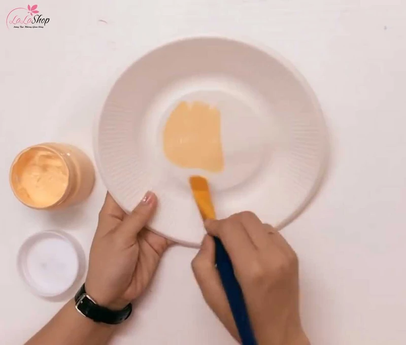 Tô màu vàng vào giữa lòng dĩa