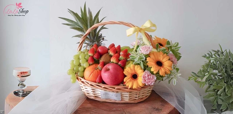 Trái cây có nhiều vitamin và giúp trung hòa hương vị bánh trung thu thích hợp làm quà tặng