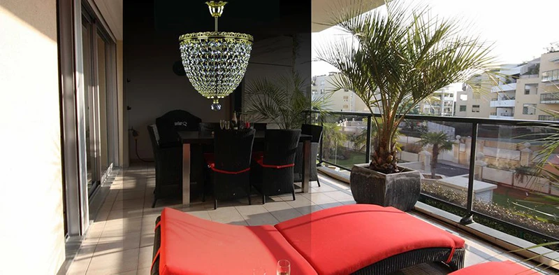 Trang trí ban công chung cư với đèn trần