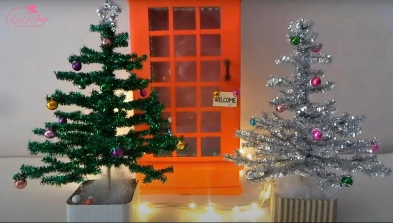 Trang trí các phụ kiện cho cây thông