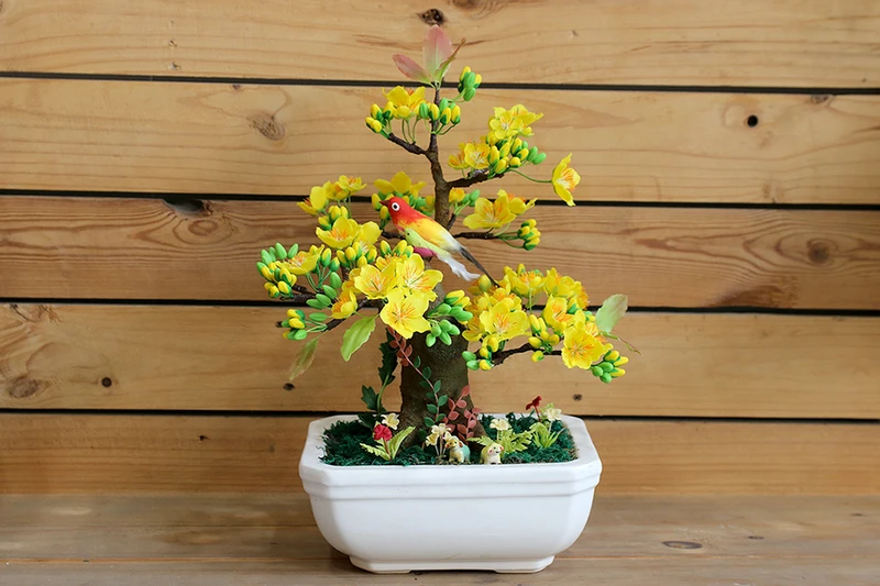 Trang trí cầu thang bằng chậu mai mang đến không khí Tết ấm áp và sung túc