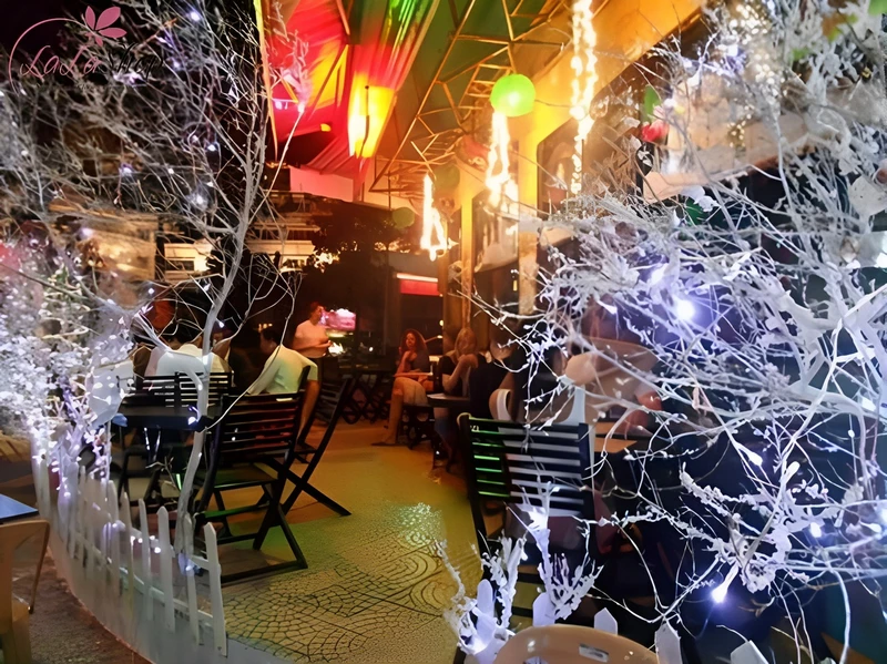 Trang trí noel quán cafe với dây đèn