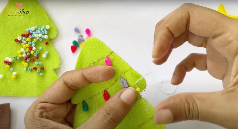 Trang trí lên 1 mảnh cây thông