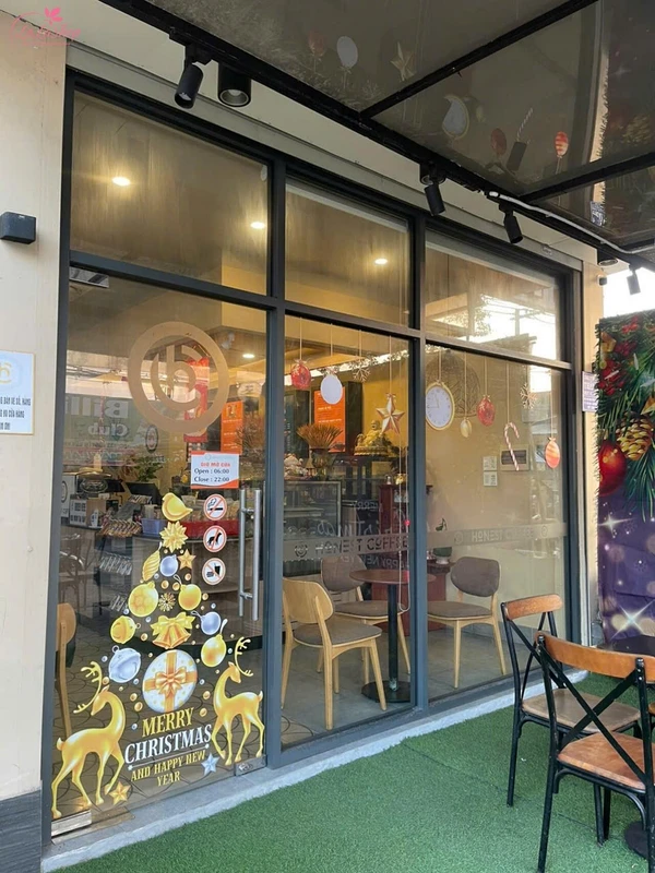 Trang trí mặt bên của quán