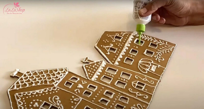 Trang trí nhà bánh gừng với kem keo