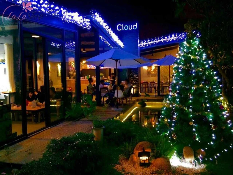 Trang trí noel cho quán cafe với cây thông là một ý tưởng tuyệt vời không thể bỏ qua