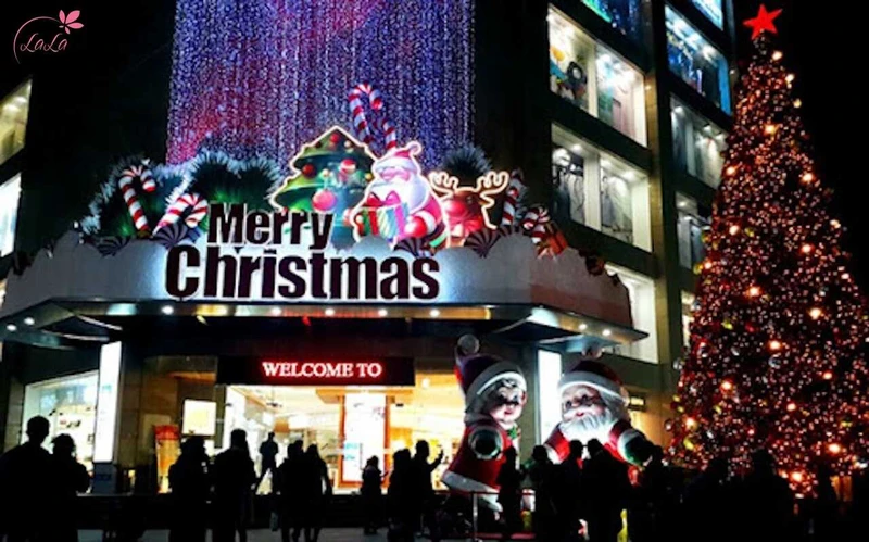 Trang trí Noel ngoài trời với chữ Merry Christmas phát sáng bằng đèn LED