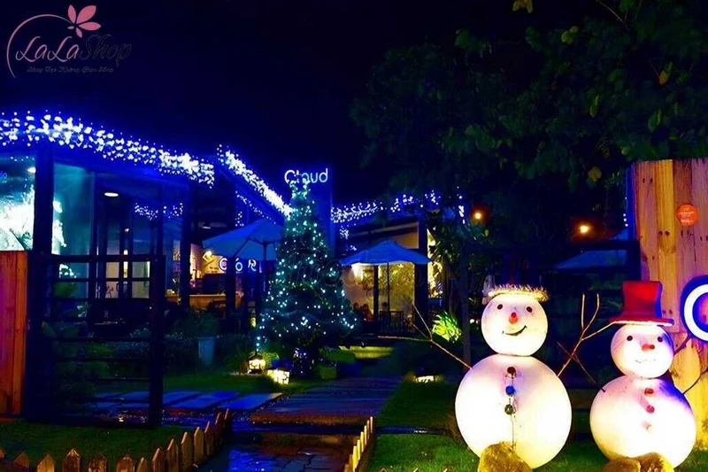 Trang trí Noel cho quán cafe với người tuyết