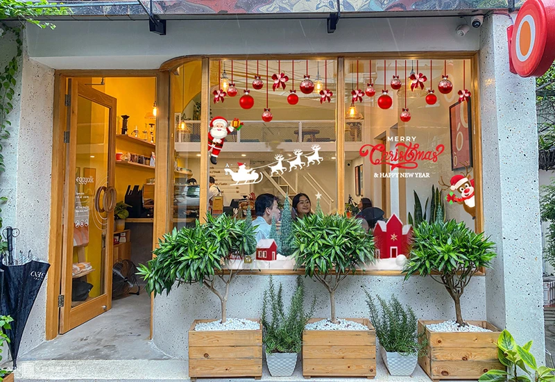 Trang trí noel với decal dán kính cũng là một ý tưởng tuyệt vời