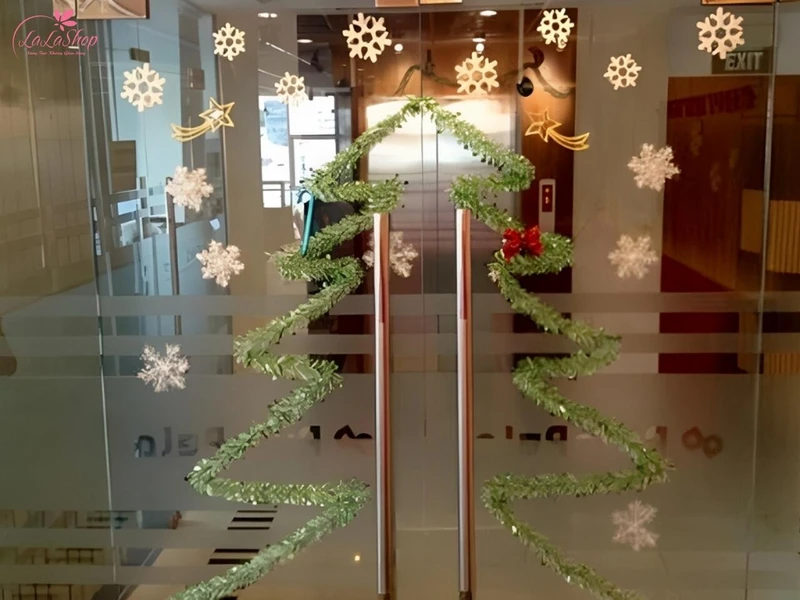 Trang trí phụ kiện lên cây thông