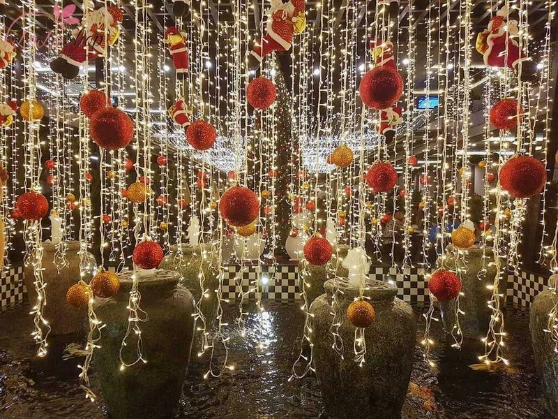 Trang trí quả châu kết hợp đèn led