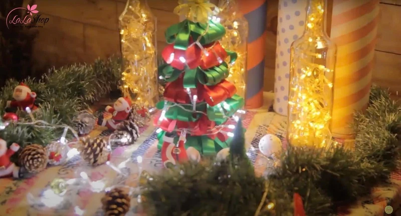 Trang trí ruy băng và đèn led cho cây thêm lung linh