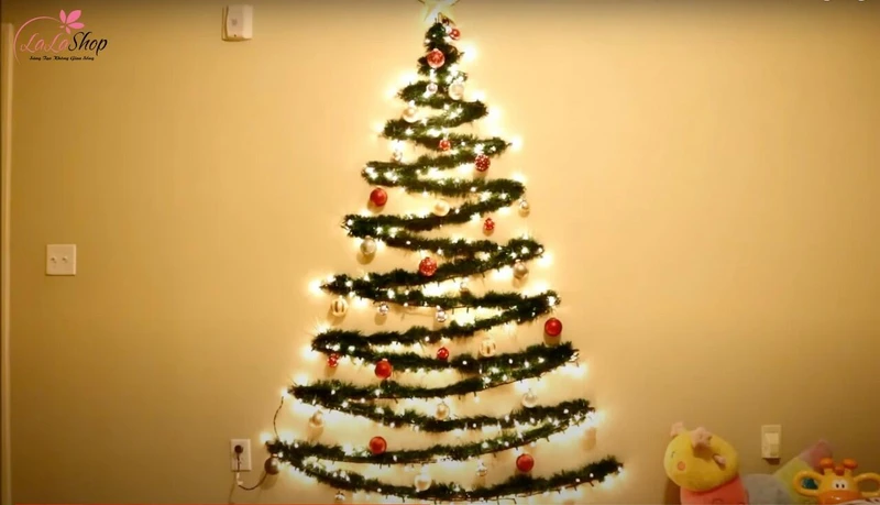 Trang trí thêm phụ kiện cho cây lung linh