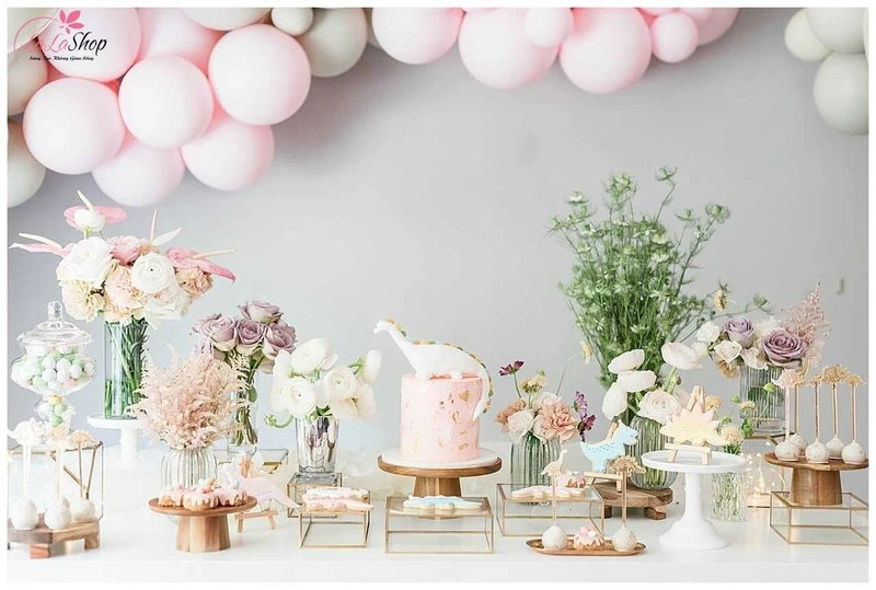 Bàn tiệc sinh nhật đầy hoa và đồ decor