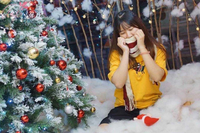 Trang trí Noel quán cafe với tuyết giả