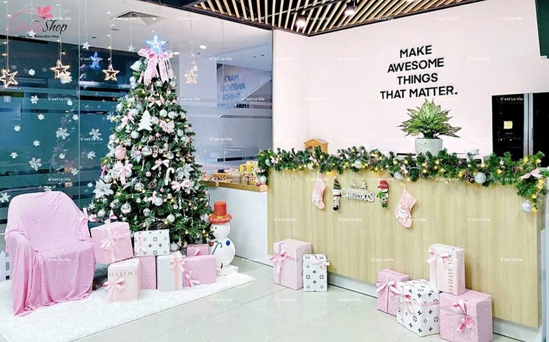 Trang trí văn phòng với chủ đề Noel giúp tạo không khí náo nhiệt rộn ràng