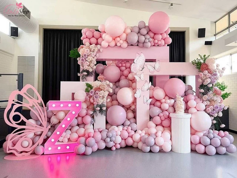 Trang trí với bóng bay có thể mất thời gian nhưng mang đến không gian thú vị