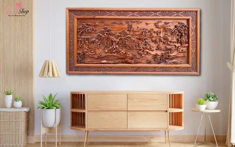 Các chất liệu tranh treo tường - Tranh gỗ được chạm khắc tỉ mỉ giúp không gian trở nên sang trọng hơn