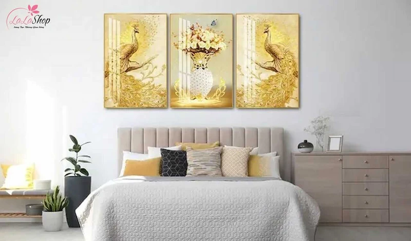 Tranh tráng gương sẽ có chất lượng tốt đi cùng với giá tranh cao hơn so với các loại khác