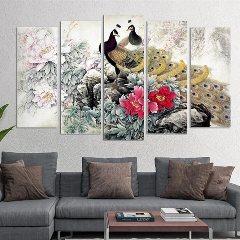 Tranh đôi chim Công và hoa mẫu đơn có ý nghĩa gì trong phong thủy?