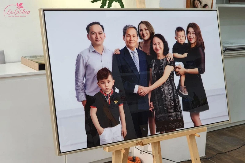 Tranh treo tường in ảnh gia đình sẽ là món quà ý nghĩa tặng mẹ