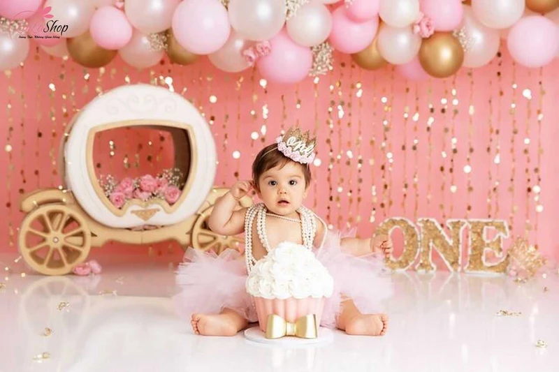 Trên phông cần có một số thông tin của bé với màu sắc và đồ trang trí theo chủ đề