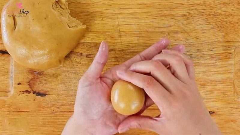 Trộn bột vỏ bánh đến khi không còn dính tay và quyện thành một khối