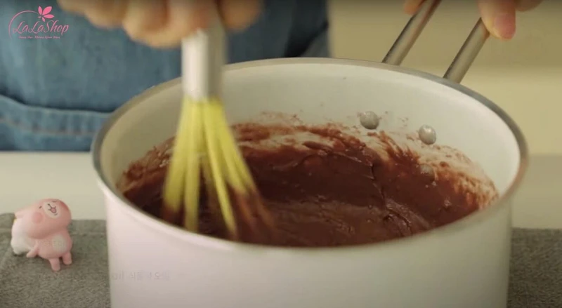 Trộn đều hỗn hợp bột - sữa