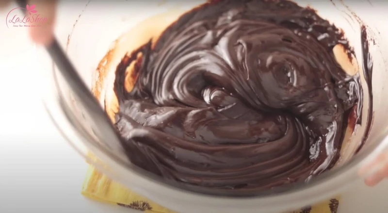 Trộn đều hỗn hợp chocolate và kem béo