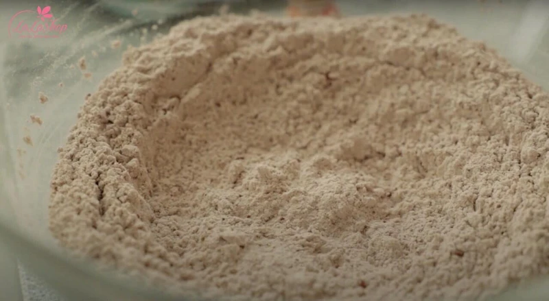 Trộn hỗn hợp khô lại với nhau