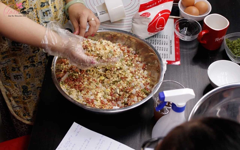 Trộn nhân đến khi có độ kết dính