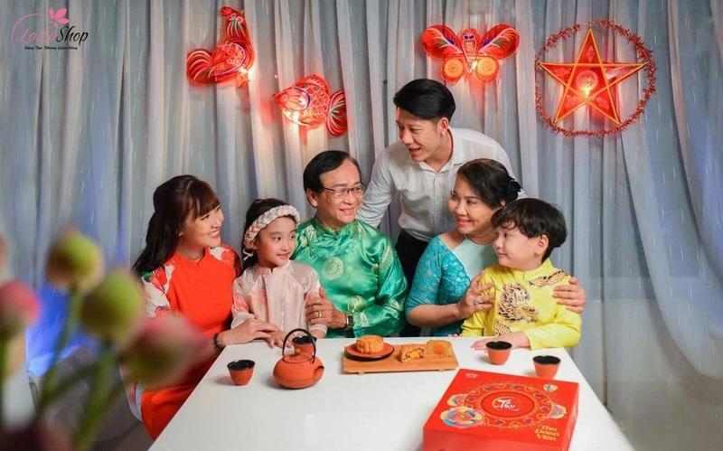 Trung thu là dịp để mỗi gia đình quây quần bên nhau và thể hiện lòng hiếu thảo với bố mẹ