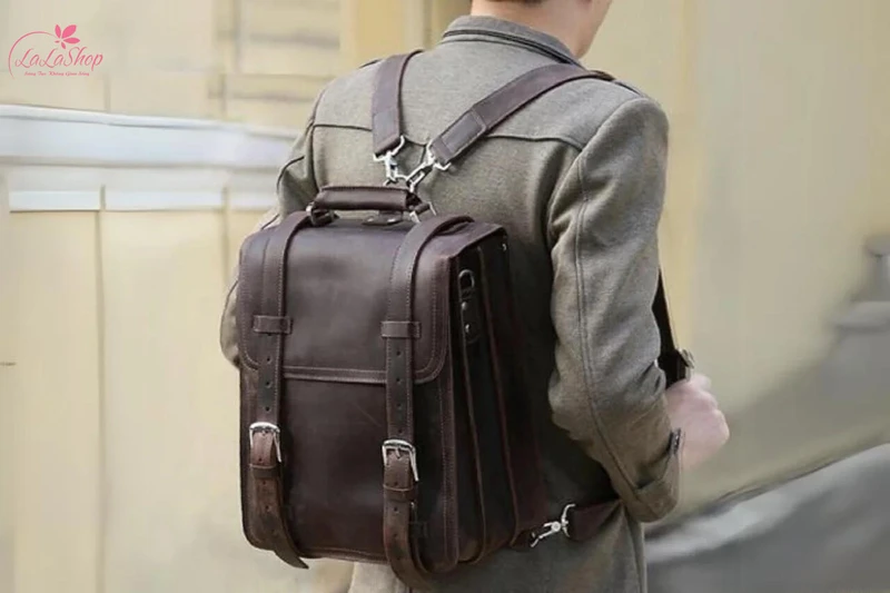 Túi hoặc balo là món quà thiết thực để chồng mang theo những vật dụng cần thiết