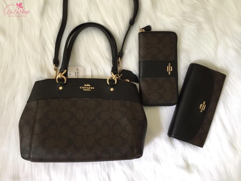 Túi xách rộng rãi sẽ giúp cô dễ mang theo sách vở, tài liệu, giáo án khi đi làm