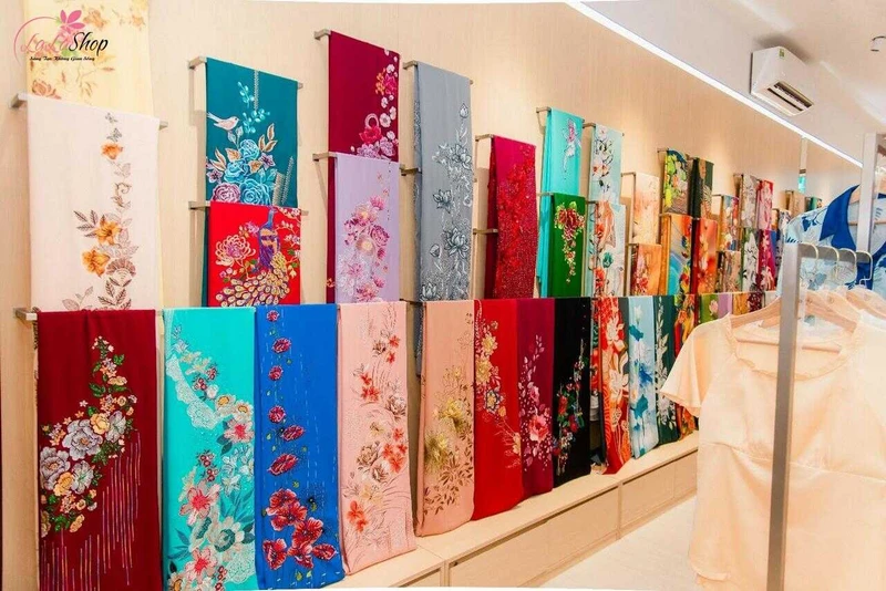 Vải để may áo dài là món quà phù hợp để tặng cô giáo