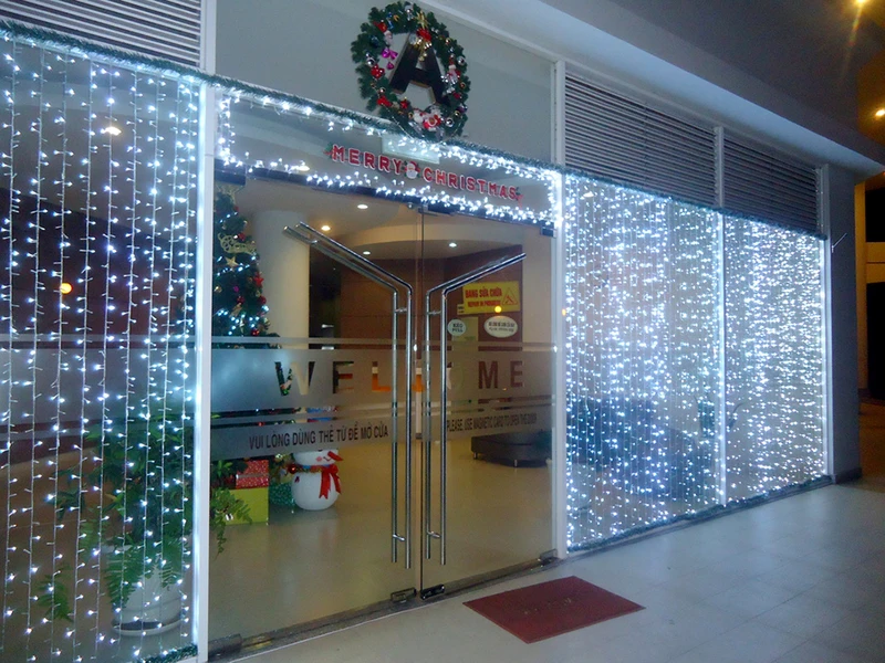 Vẻ đẹp lung linh của đèn dây khi trang trí cửa kính