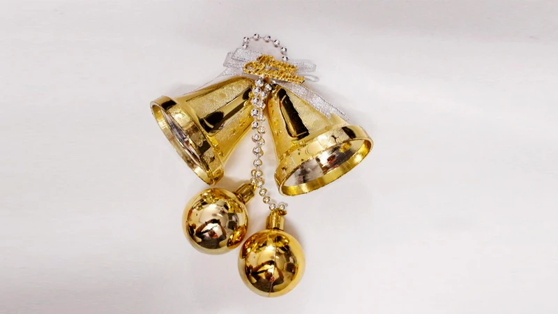 Vẻ đẹp lung linh của chuông sẽ giúp cây tùng thơm thêm rực rỡ